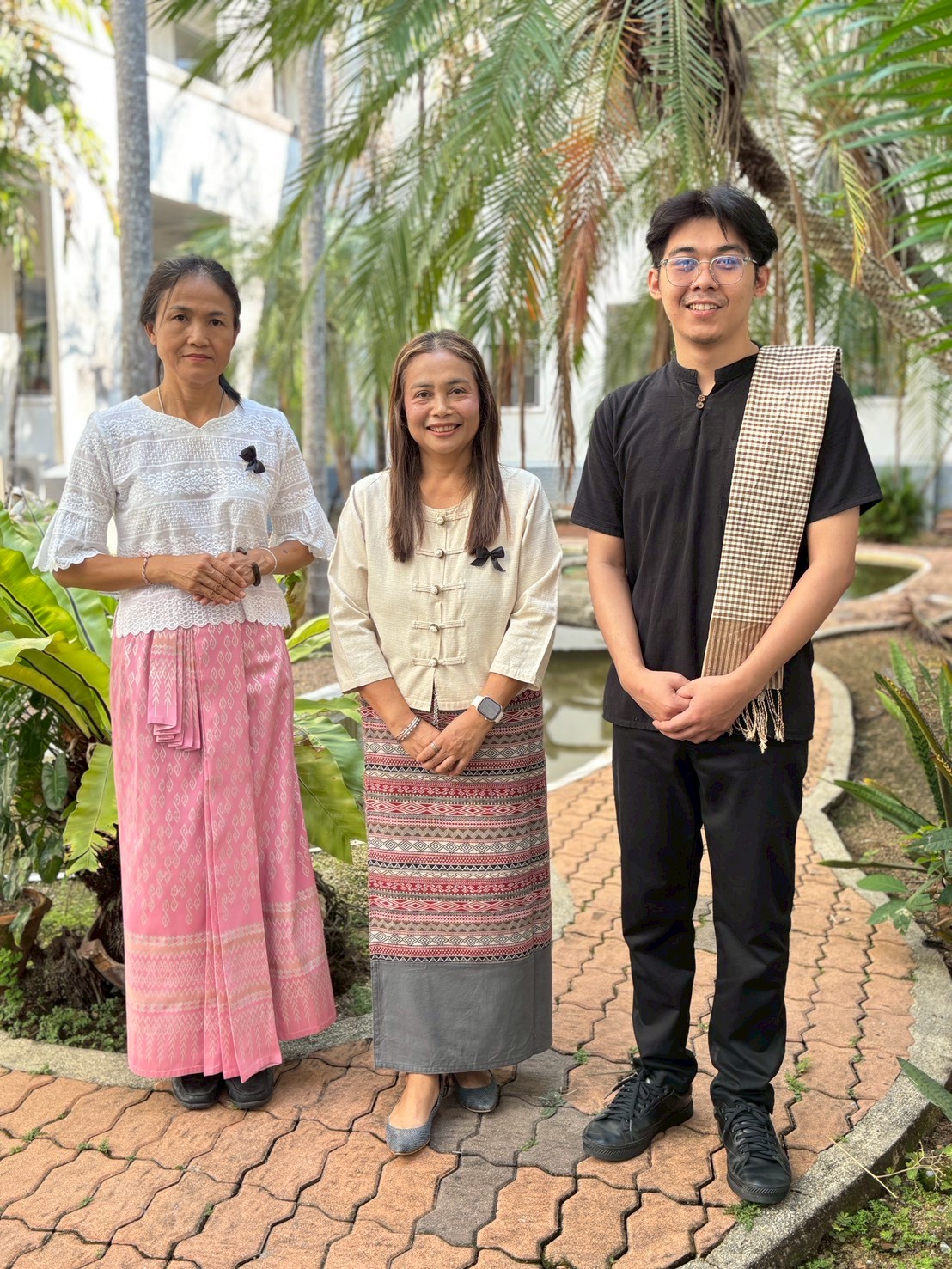 title - ส.ป.ก.สตูล ร่วมแต่งกายชุดไทยสไตล์พื้นถิ่น ภายใต้แนวคิด 